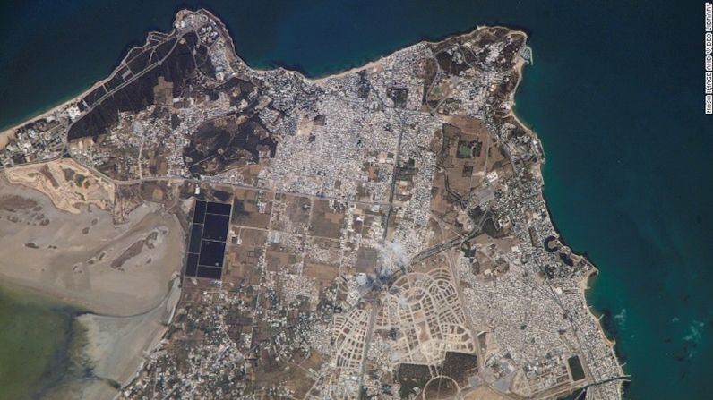 Cartago, Túnez — La antigua ciudad de Cartago en Túnez aparece aquí en una fotografía de un equipo de la tripulación de la Estación Espacial Internacional en 2006.