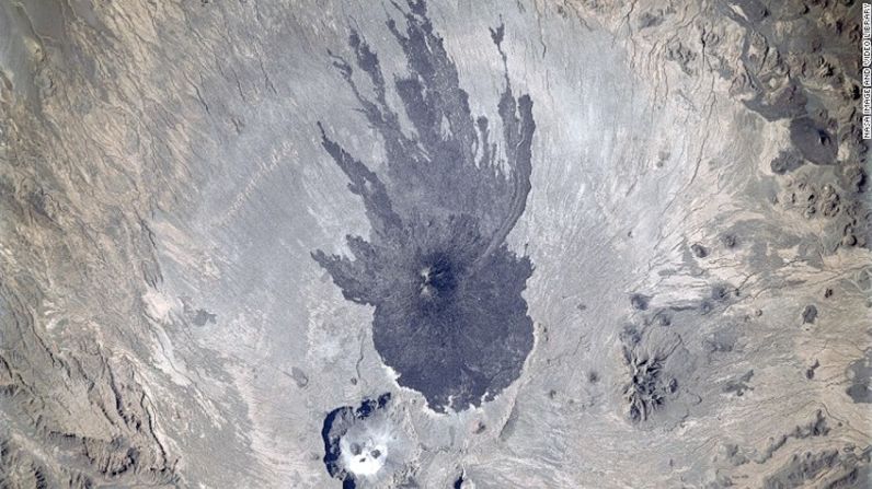 Montañas Tibesti, Chad — Esta imagen de las montañas Tibesti, en Chad, fue tomada en 1997. La forma de calamar que la lava hizo mientras pasaba por los flancos del Pic Tousside les dio a los astronautas un marcador visual mientras volaban por el norte de África.