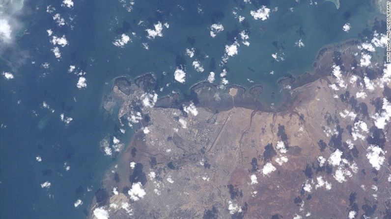 Yibuti, Yibuti — Esta vista tomada por la Estación Espacial Internacional en el año 2000 muestra a Yibuti, la capital del país que lleva el mismo nombre, en el este de África.