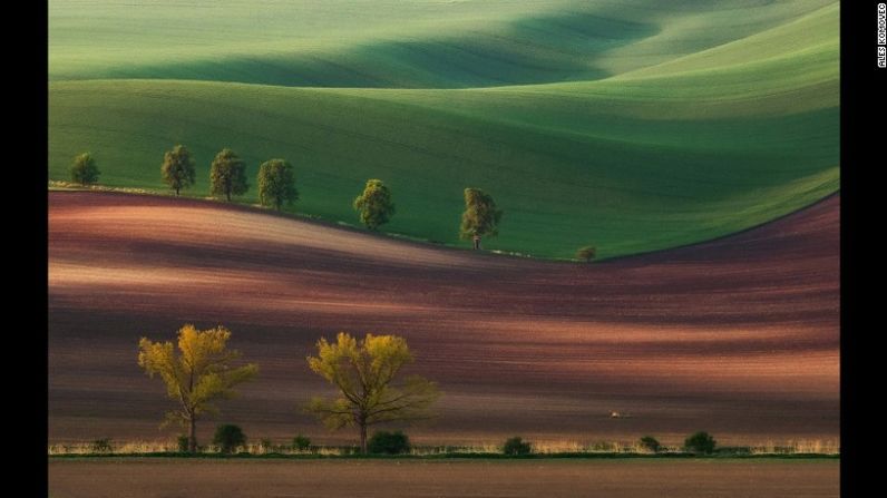 El color de las montañas de República Checa en esta imagen cautivó al jurado. Copyright: © Aleš Komovec, Slovenia, 3rd Place, National Awards, 2017 Sony World Photography Awards