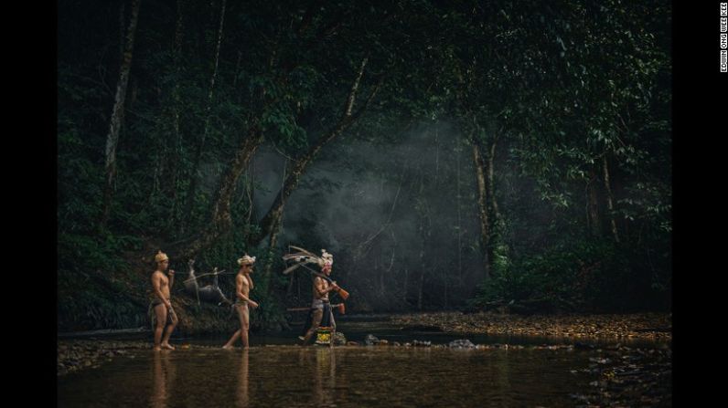 Miembros de una tribu en Malasia, listos para la caza del jabalí. Copyright: © Edwin Ong Wee Kee, Malaysia, 3rd Place, National Awards, 2017 Sony World Photography Awards