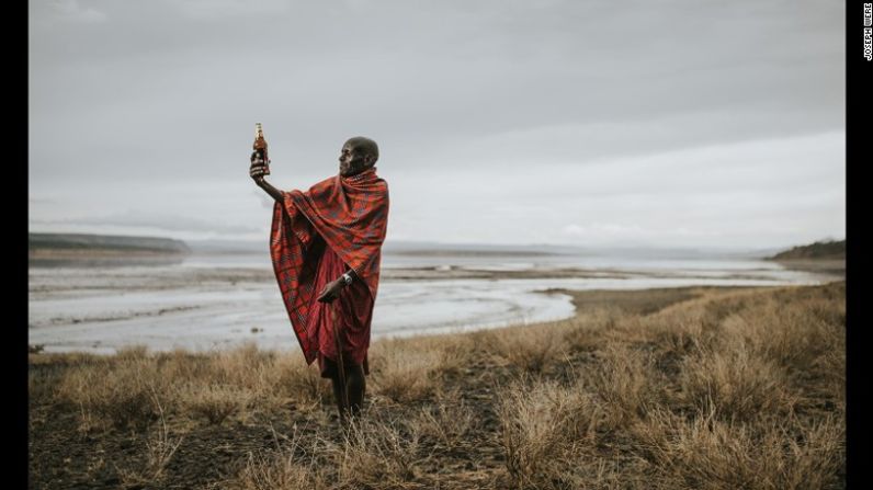 Esta postal captura un ritual de la mañana en Kenya, donde los pobladores toman una cerveza antes de emprender las grandes caminatas para sus labores del día. Copyright: © Joseph Were, Kenya, 3rd Place, National Awards, 2017 Sony World Photography Awards