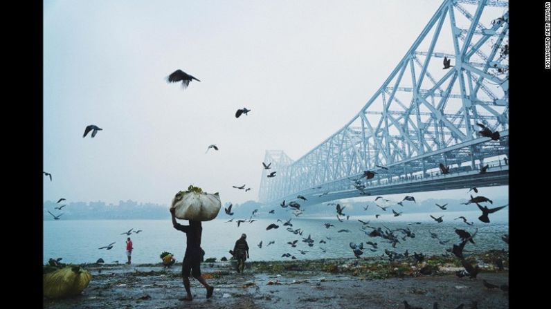 Una escena de invierno en Calcuta. Copyright: © Mohammad Amir Hamja, Bangladesh, 1st Place, National Awards, 2017 Sony World Photography Awards