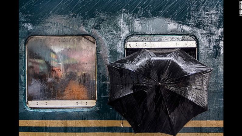 El tercer lugar de Bangladesh capturó una escena en la estación de trenes de Tongi. Copyright: © Moin Ahmed, Bangladesh, 3rd Place, National Awards, 2017 Sony World Photography Awards