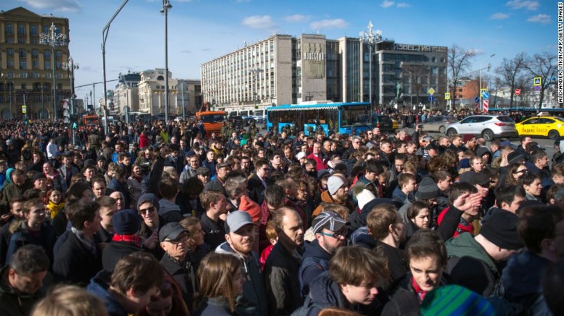 Los partidarios de la oposición participan en el mitin contra la corrupción en el centro de Moscú.