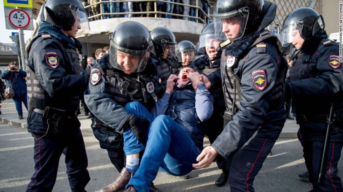 Policías antidisturbios detienen a un manifestante durante la marcha en Moscú.