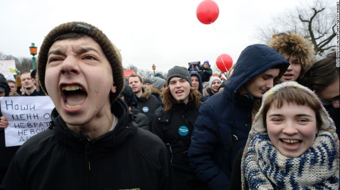 Jóvenes manifestantes se reúnen en el centro de San Petersburgo este 26 de marzo.