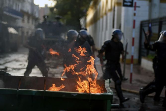 Un manifestante herido durante enfrentamientos con la policía durante las protestas por la enmienda constitucional que fue aprobada este viernes en el Congreso de Paraguay.