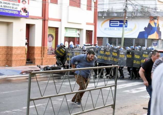 Carros hidrantes lanzaron este viernes chorros de agua contra ciudadanos que salieron de sus oficinas en horario laboral en el microcentro de Asunción para manifestarse contra la decisión de un grupo de senadores de aprobar una enmienda prorreelección presidencial.