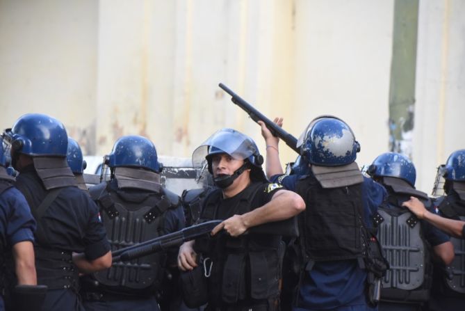 La policía disparó balines de goma contra los manifestantes que se iban sumando frente a las plazas del Congreso, autoconvocados ante lo que consideran un atropello a las leyes y la constitución, que limita a uno los mandatos de los jefes de Estado.