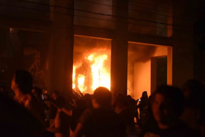 El Congreso de Paraguay en llamas - Cientos de manifestantes ingresaron al edificio del Congreso causando daños e iniciando el incendio.