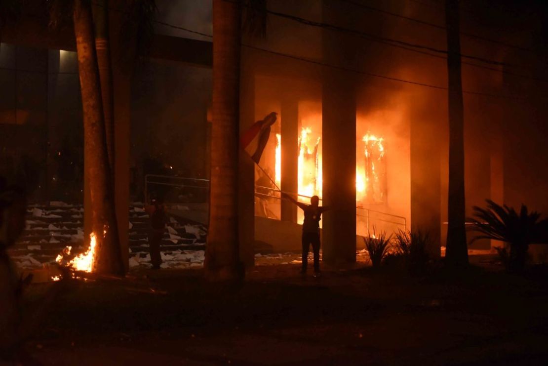 Cientos de manifestantes causaron estragos en el Congreso de Paraguay,
 que a esta hora arde en llamas.