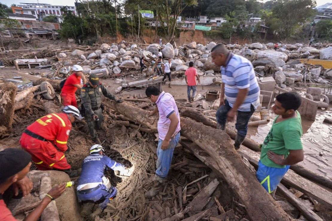 Búsqueda de sobrevivientes tras la avalancha en Mocoa, Colombia.