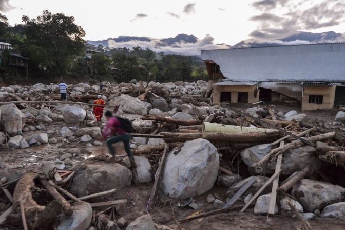 El presidente Juan Manuel Santos explicó así la tragedia: "¿Qué sucedió? Anoche (viernes) llovió 130 milímetros, usualmente en un mes llueve aquí 400 milímetros, ¿qué quiere decir esto? Que 30% de la lluvia de un mes se produjo anoche y eso precipitó una creciente súbita de varios ríos".