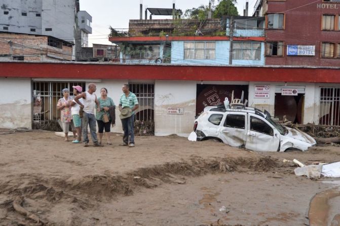 La Cruz Roja también dijo que había 300 familias afectadas, 17 barrios impactados por la avalancha y 25 viviendas totalmente destruidas.