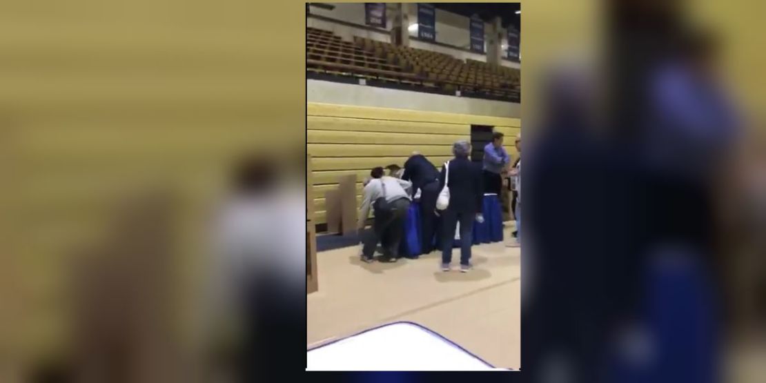 Imagen en la que se ve presuntamente al cónsul de Ecuador en Miami, Eduardo Rivadeneira, al forcejear con algunas personas en las mesas de votación habilitadas en el Miami Dade Kendall College X-Men Gymnasium.