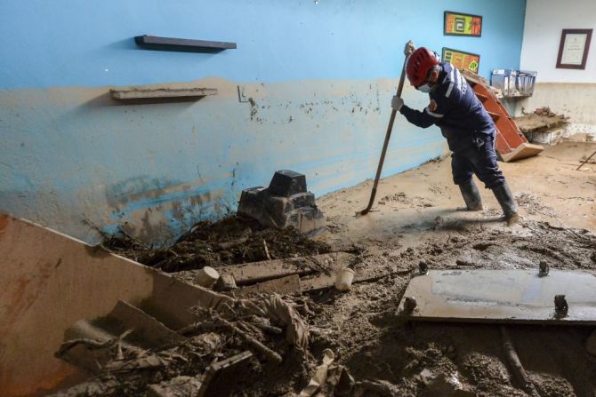 Un bombero busca víctimas dentro de una casa que quedó destruida en la ciudad de Mocoa, que este 1 de abril fue sorprendida por una devastadora avalancha de lodo, generada por la creciente de unos ríos debido a las fuertes lluvias de las últimas horas en el sur de Colombia. (LUIS ROBAYO/AFP/Getty Images).