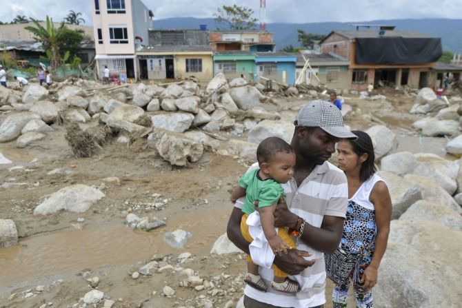 Muchos estaban profundamente dormidos cuando el torrente de lodo impactó sus barrios y testigos dicen que la avalancha llegó tan rápido que tuvieron que correr por sus vidas. (LUIS ROBAYO/AFP/Getty Images).