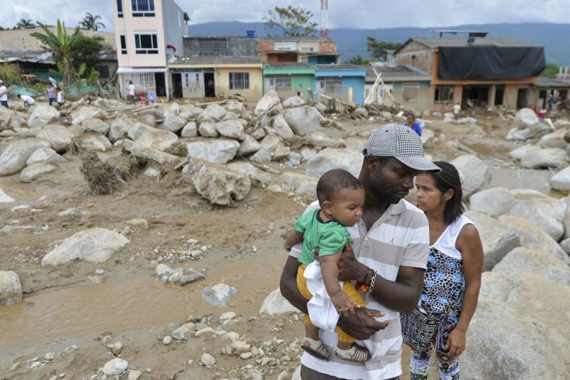 Muchos estaban dormidos cuando el torrente de lodo impactó sus barrios y testigos dicen que la avalancha llegó tan rápido que tuvieron que correr por sus vidas. (LUIS ROBAYO/AFP/Getty Images).