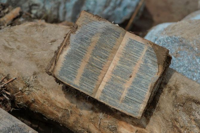 Un Biblia aparece entre los restos que dejó la tragedia provocada por un avalancha de lodo, tras la crecida de unos ríos en el departamento de Putumayo, en el sur de Colombia. (LUIS ROBAYO/AFP/Getty Images).