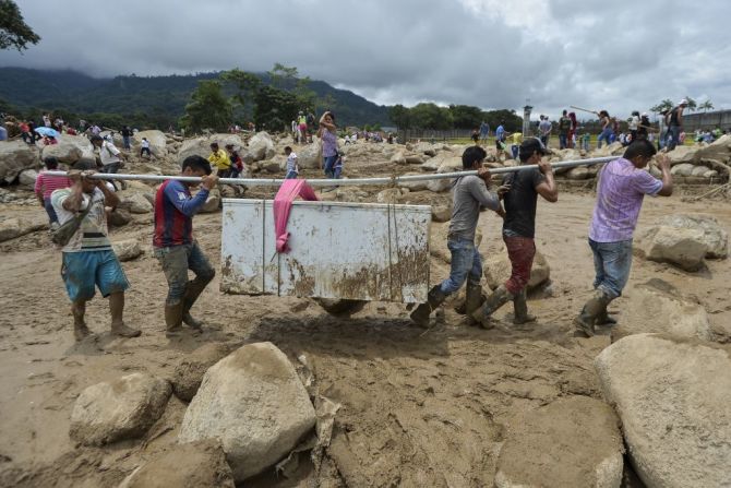 En medio de la tragedia, muchas personas trataron de salvar las pocas pertenencias que no se llevó la avalancha de lodo. (LUIS ROBAYO/AFP/Getty Images).