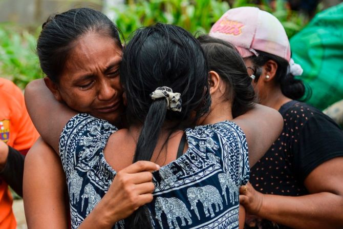 Las autoridades temen que el número de muertos aumente considerablemente, pues se estima que todavía hay más de 200 personas desaparecidas tras la avalancha. (LUIS ROBAYO/AFP/Getty Images).