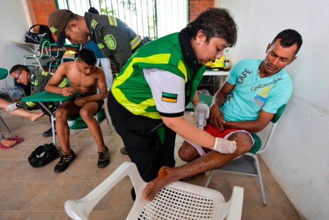 Decenas de rescatistas y personal médico voluntario se trasladó hasta el departamento de Putumayo para atender la emergencia. (LUIS ROBAYO/AFP/Getty Images).