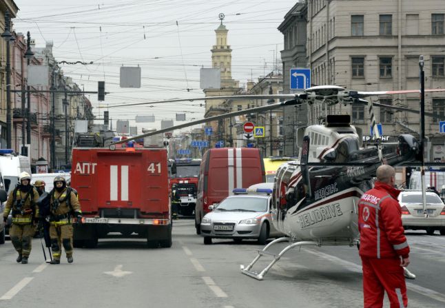 Personal y vehículos de emergencia en la entrada de la estación del metro del Instituto Tecnológico en San Petersburgo el 3 de abril de 2017. La explosión se produjo en un túnel entre dos estaciones y según el fiscal general de la ciudad, se trató de un ataque terrorista.