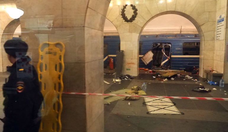 Una explosión sacudió este lunes la segunda ciudad más importante de Rusia dejando un saldo de al menos 11 muertos y 39 heridos. Esta foto muestra un vagón del tren en la estación del metro del Instituto Tecnológico luego de la explosión en San Petersburgo.