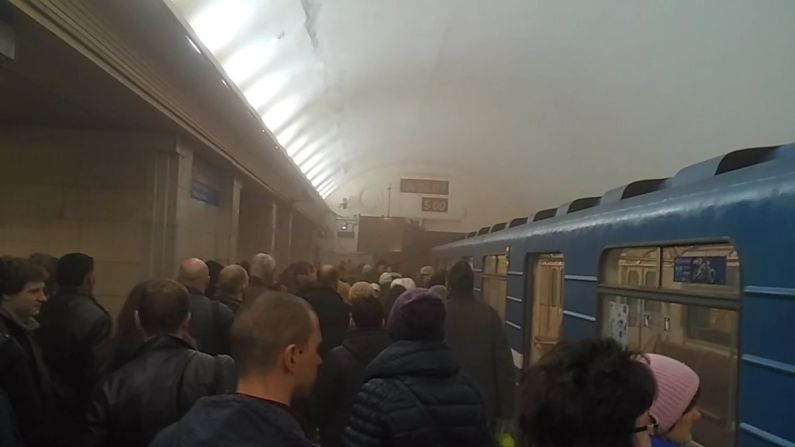 Un grupo de personas es evacuado de la estación del metro de San Petersburgo donde se registró la explosión. Varias imágenes publicadas en redes sociales muestran el ambiente lleno de humo y en algunas, cuerpos tendidos en el piso.