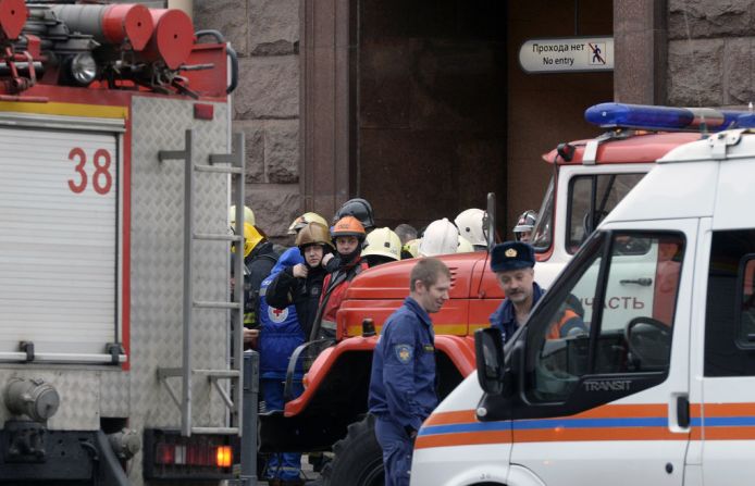 El metro de San Petersburgo tiene cinco líneas y 67 estaciones que transportan 2,3 millones de personas cada día y tiene más de 1.600 vagones de tren.