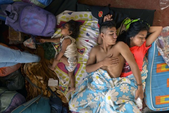 Una familia descansa en un refugio en Mocoa, Putumayo, Colombia. Al menos 254 personas murieron en la mortal avalancha que azotó esta población el sábado 1 de abril.