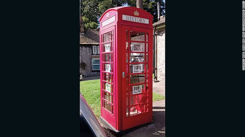 Cuando las cabinas están ubicadas en lugares de atracción turística también son transformadas en centros de información para viajeros. Es el caso de esta cabina en el condado de Derbyshire, en el centro del país.