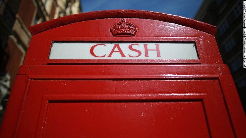 Muchas otras cabinas telefónicas de Londres se han convertido en cajeros automáticos.