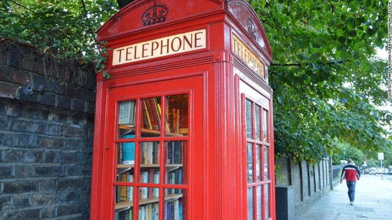 En un suburbio del sureste de Londres, un grupo de vecinos se unió para transformar una de esas cabinas en una diminuta pero exitosa biblioteca, llamada Lewisham Micro Library.