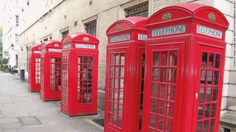 Las cabinas fueron diseñadas por Giles Gilbert Scott para un concurso realizado en 1924 y se encuentran en todo el país, desde las esquinas de muchas calles de Londres hasta pueblos remotos.