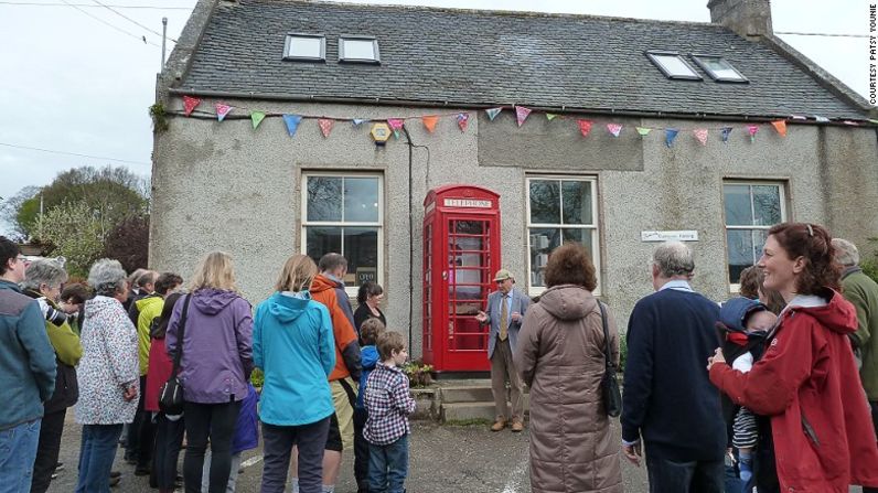 El café internet más pequeño de Escocia está ubicado en esta cabina telefónica roja de Aberdeenshire.