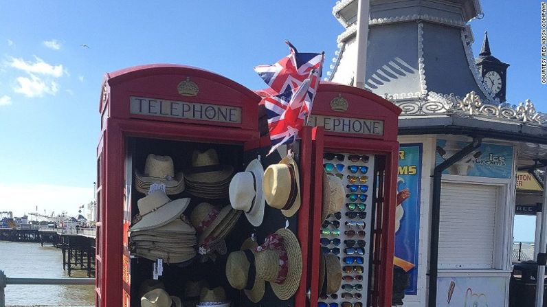 Edward Ottewell y Steve Beeken 'adoptaron’ dos cabinas en uno de los muelles de la ciudad de Brighton y las restauraron para vender gafas de sol y sombreros. Al ver que funcionaba, formaron una empresa para adoptar 500 cabinas telefónicas en todo el país.