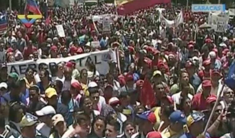 Entre tanto, seguidores del oficialismo también se manifestaron este martes contra lo que llaman la 'injerencia' de la OEA y el desacato de la Asamblea Nacional.