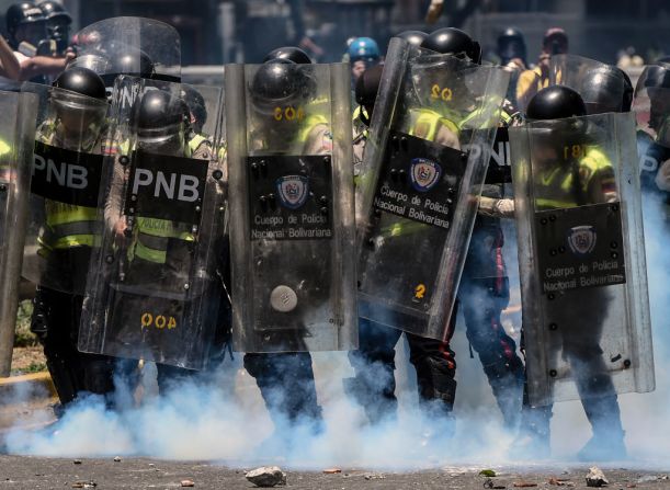 Un grupo de policías antidisturbios hace presencia durante las protestas en Caracas, este 4 de abril.