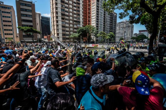 Los manifestantes en la marcha de la oposición lanzaron piedras contra la policía antidisturbios que disparó gases lacrimógenos mientras bloqueaban el paso por el centro de Caracas donde se realizaba una marcha a favor del gobierno. La sesión de la Asamblea Nacional de este martes quedó suspendida por los disturbios.