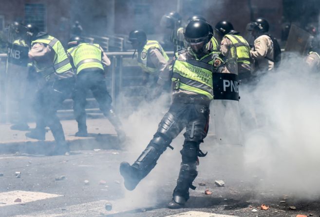 La Guardia Nacional y la Policía Nacional Bolivariana dispersaron la marcha con tanques con agua a presión y bombas lacrimógenas.