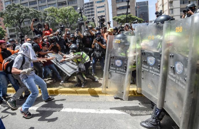 Algunos enfrentamiento se presentaron este martes entre la Guardia Nacional Bolivariana de Venezuela y los manifestantes que marchaba hacia la Asamblea Nacional protestando contra la ruptura del orden constitucional en ese país.