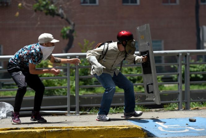 Las protestas por el aumento de la tensión política en ese país luego de que el Tribunal Supremo de Justicia revelara su decisión de suspender dos puntos de las sentencias por los que asumía las competencias del parlamento de mayoría opositora y volviera a dejar la situación del legislativo como estaba hasta antes de esa decisión.