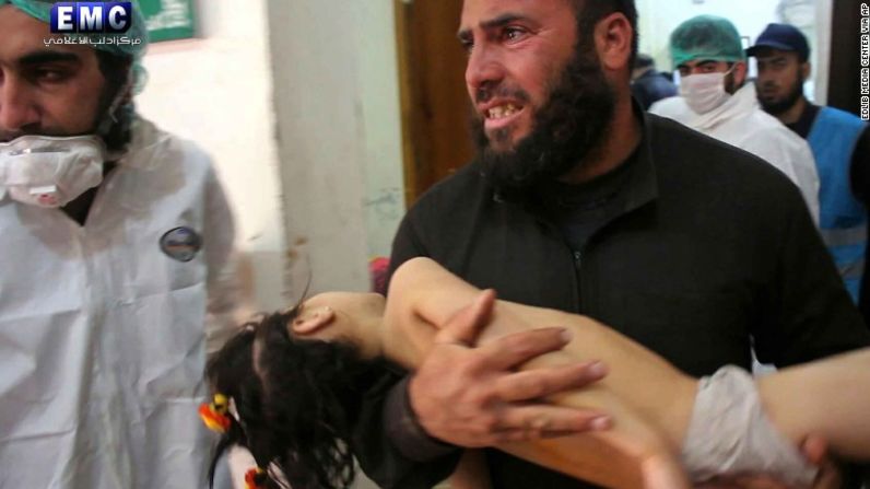 Un hombre lleva a un niño a un hospital provisional para que lo atiendan después del ataque químico en Siria de este martes.