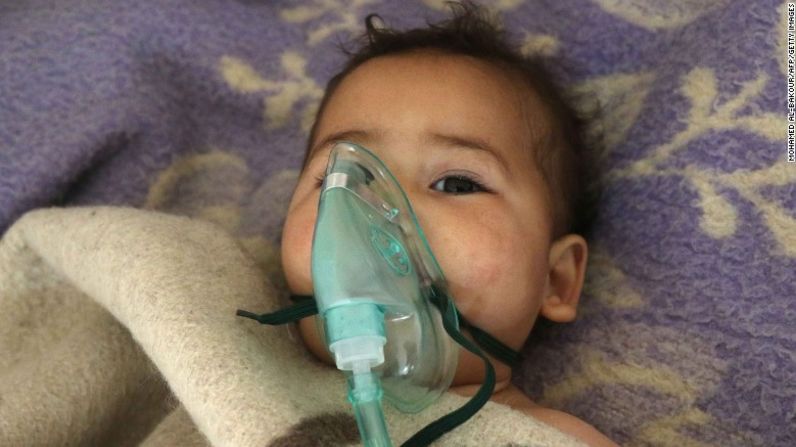 Un niño recibe tratamiento después del ataque aéreo con un “gas venenoso” en la provincia de Idlib, al norte de Siria.