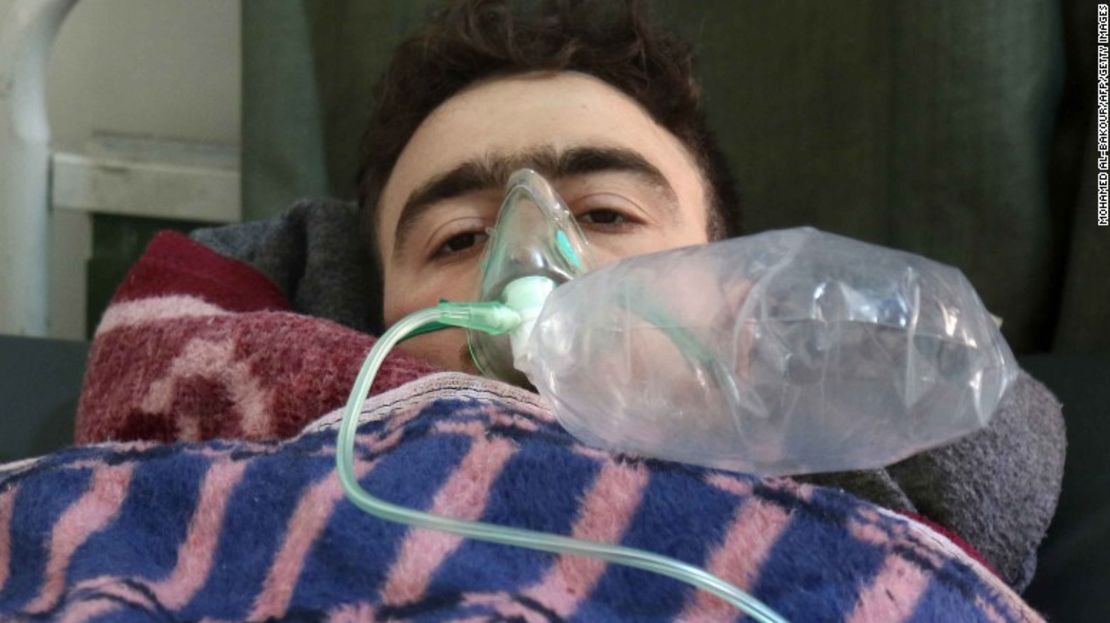 Un hombre sirio recibe tratamiento tras el ataque químico de este martes en Siria.