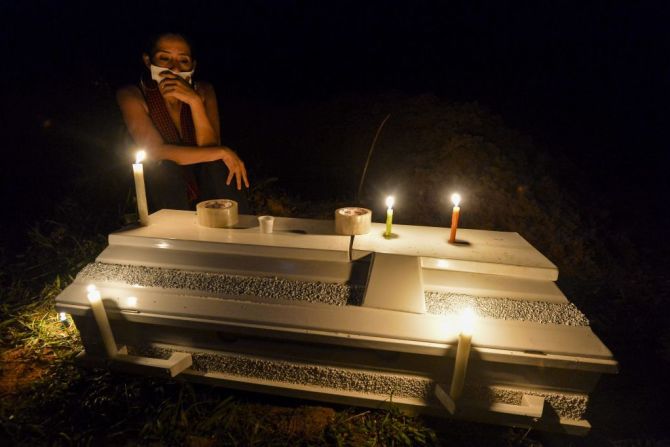 Los sobrevivientes y familiares de las víctimas lloran a sus muertos también en la noche. (LUIS ROBAYO/AFP/Getty Images).