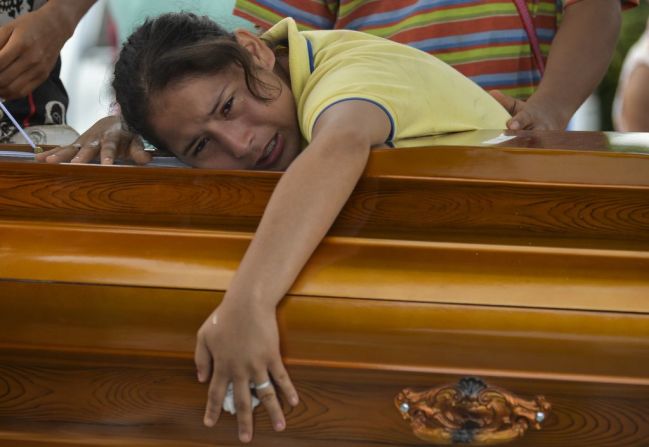 Una mujer llora sobre el ataúd de su padre en el cementerio de Mocoa. (LUIS ROBAYO/AFP/Getty Images).