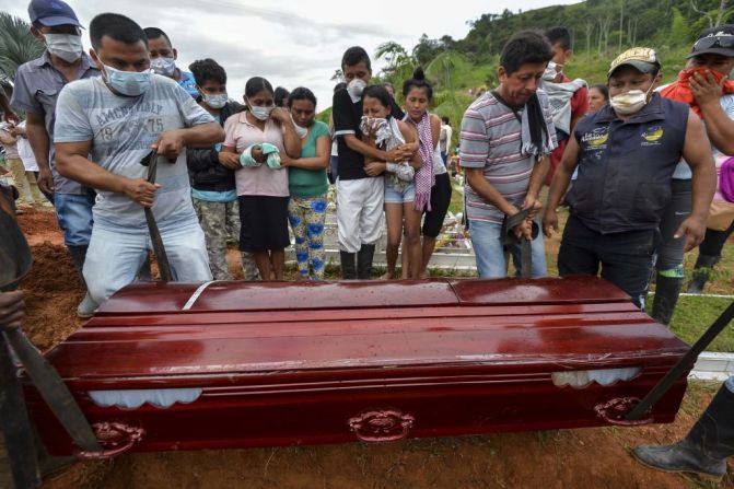 Una avalancha de lodo y piedras generada por la creciente de tres ríos dejó más de 290 muertos en Mocoa, en el sur de Colombia, este 1 de abril. En el cementerio de esa ciudad se han llevado a cabo varios funerales colectivos para enterrar a las víctimas. (LUIS ROBAYO/AFP/Getty Images).